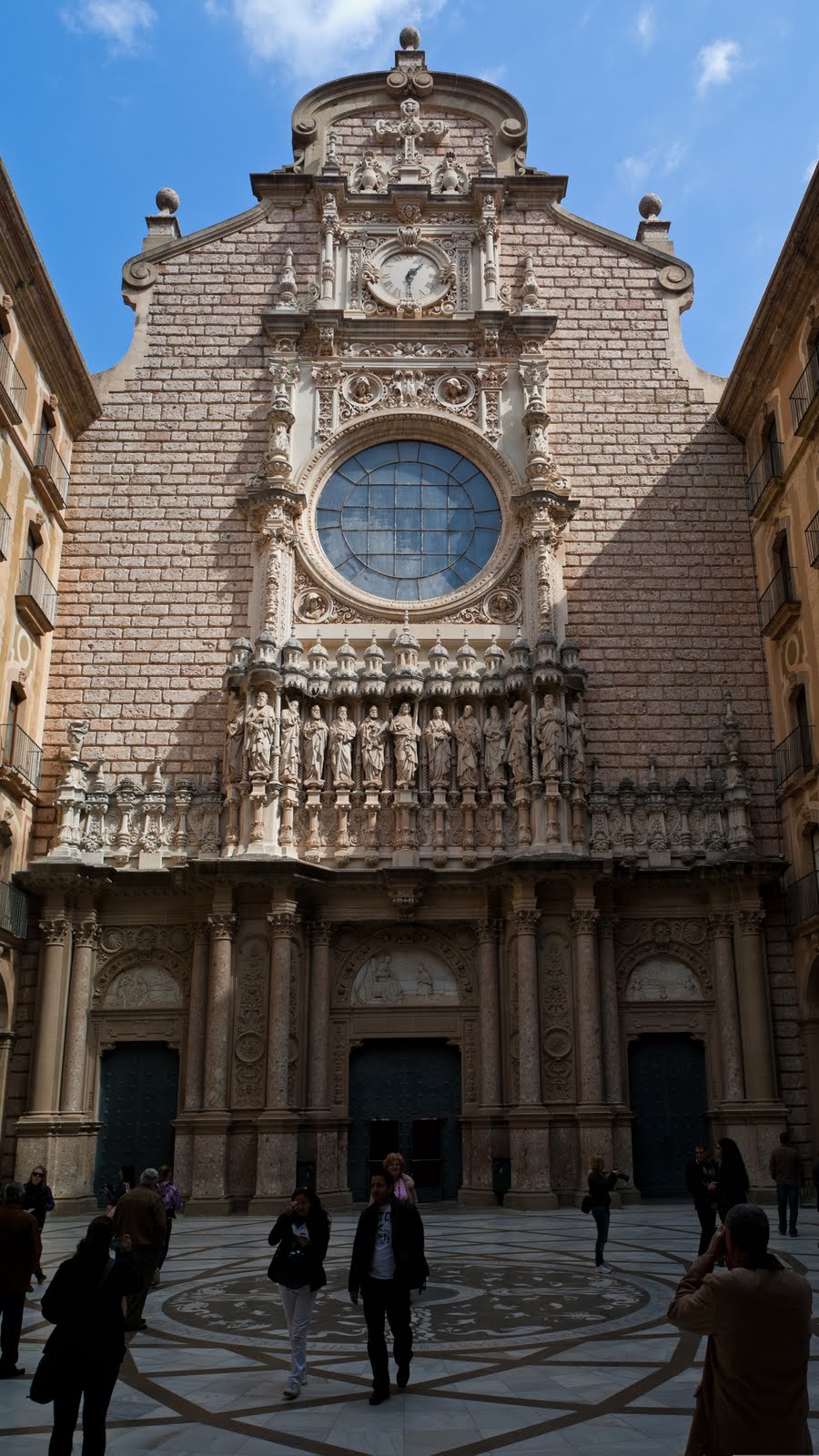 Façana principal del monestir de Montserrat