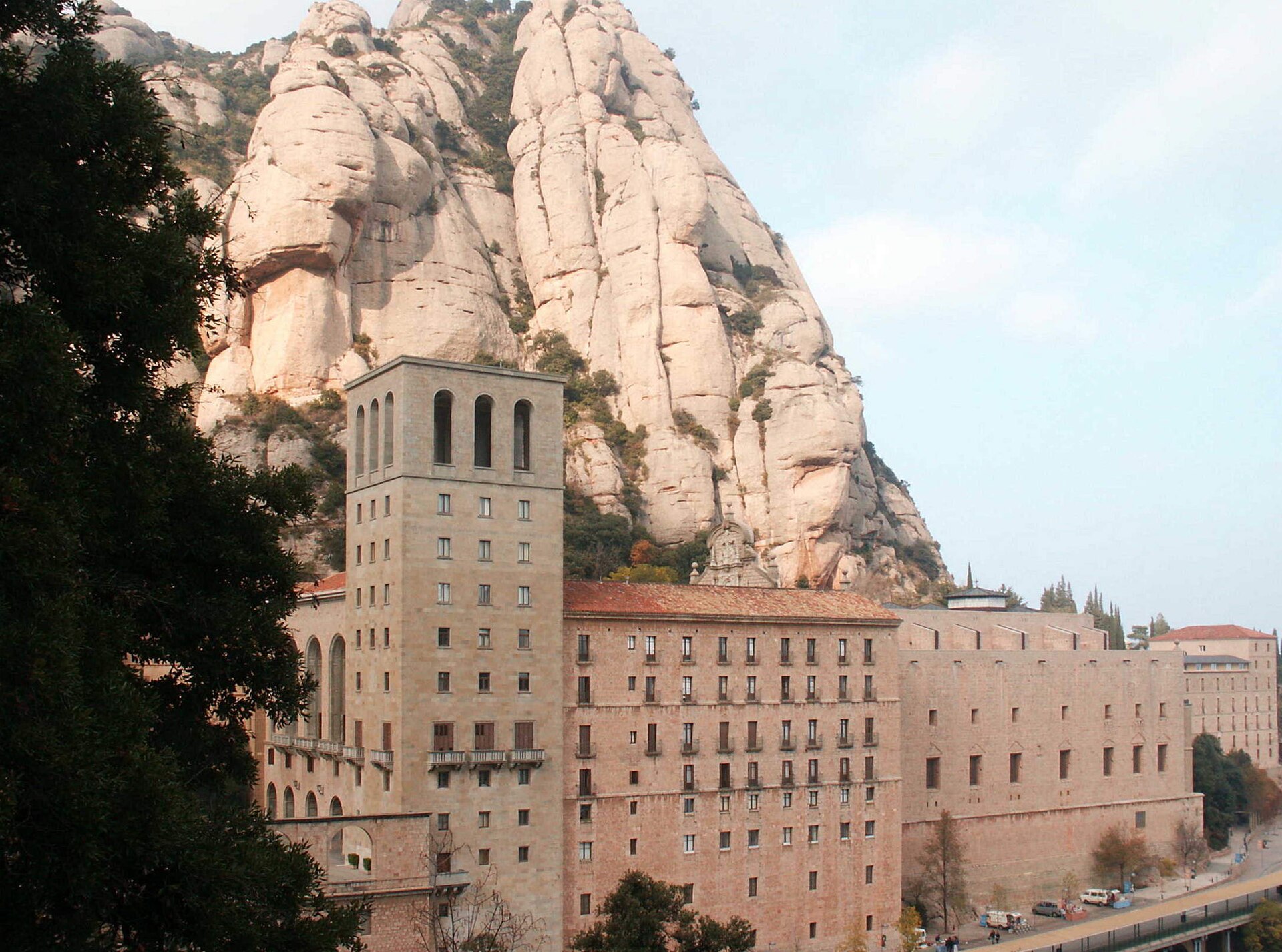 El monestir de Santa Maria de Montserrat als peus de la muntanya