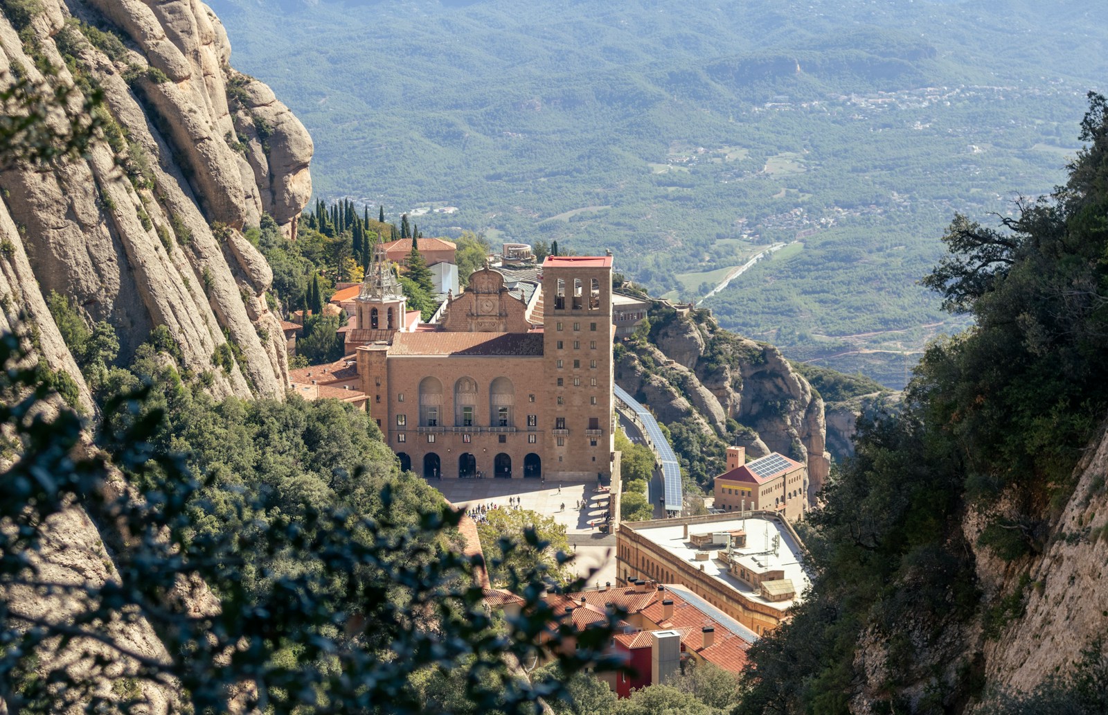 El monestir enclavat en el paisatge de Montserrat
