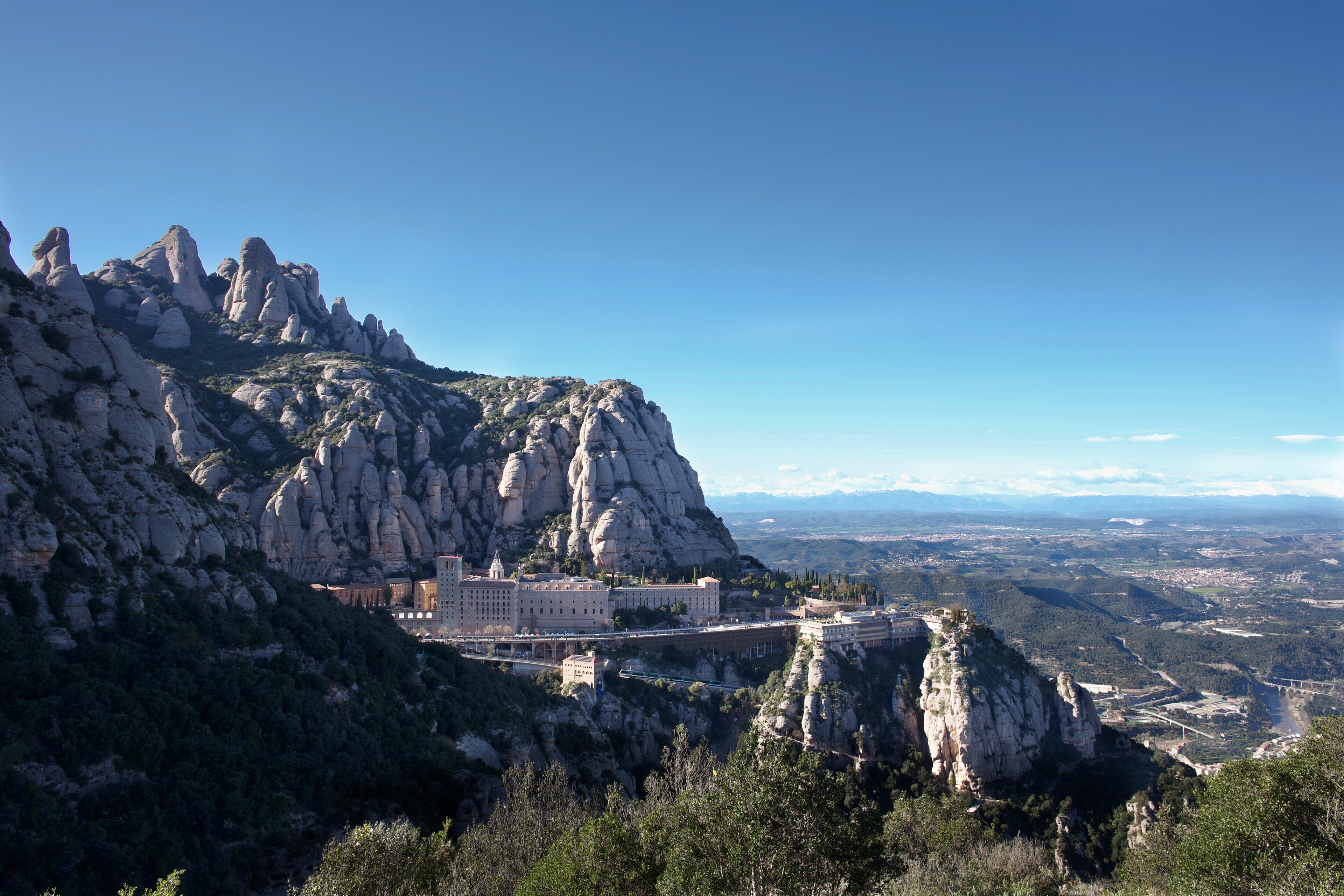 Vista panoràmica del monestir de Montserrat entre les formacions rocoses